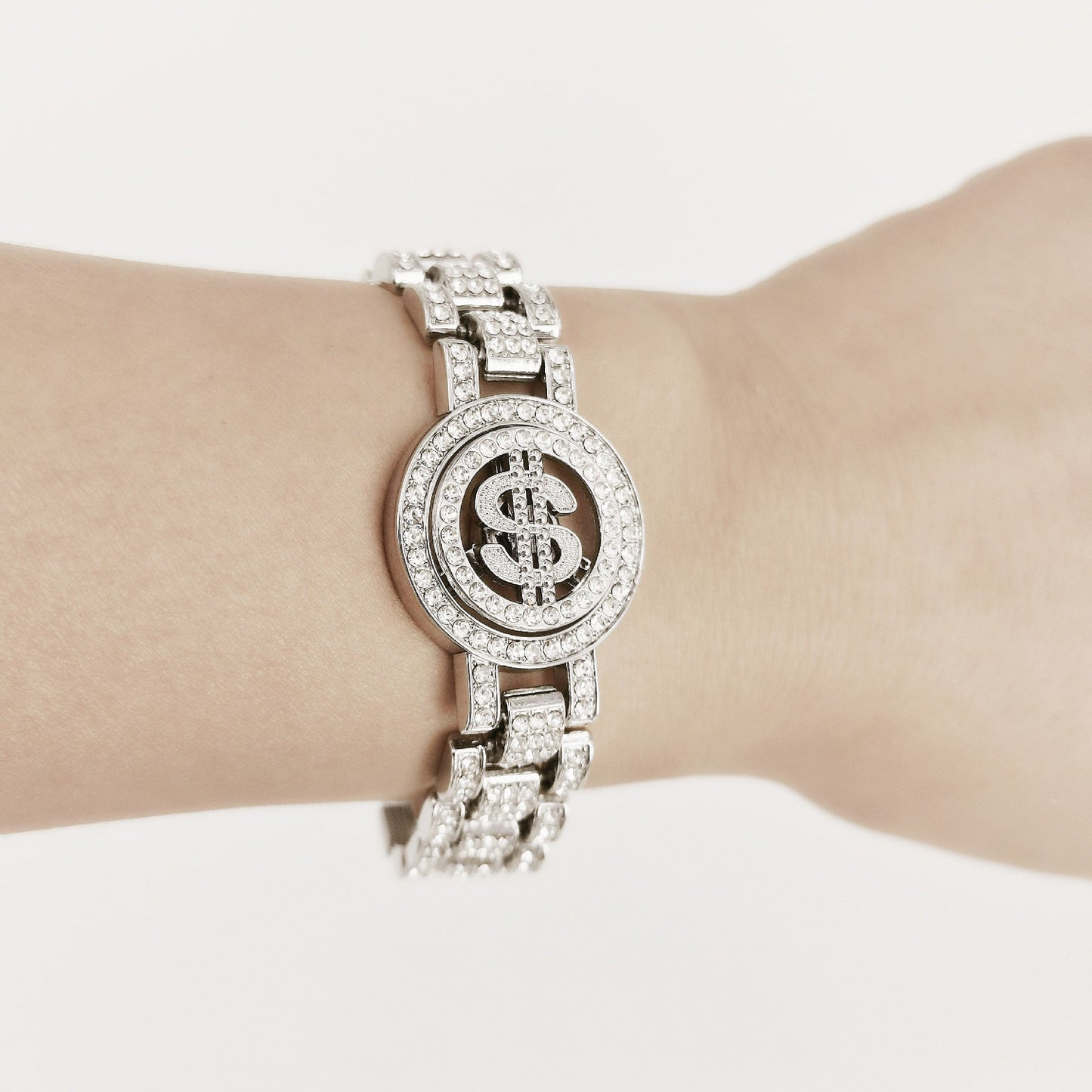 Diamond-encrusted alloy necklace, hip-hop/rap style Cuban link chain.